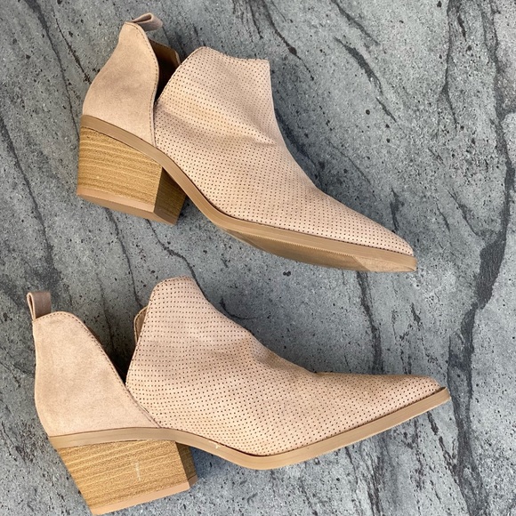 Perforated Perfect Tan Ankle Booties Pointed Toe - Picture 5 of 7